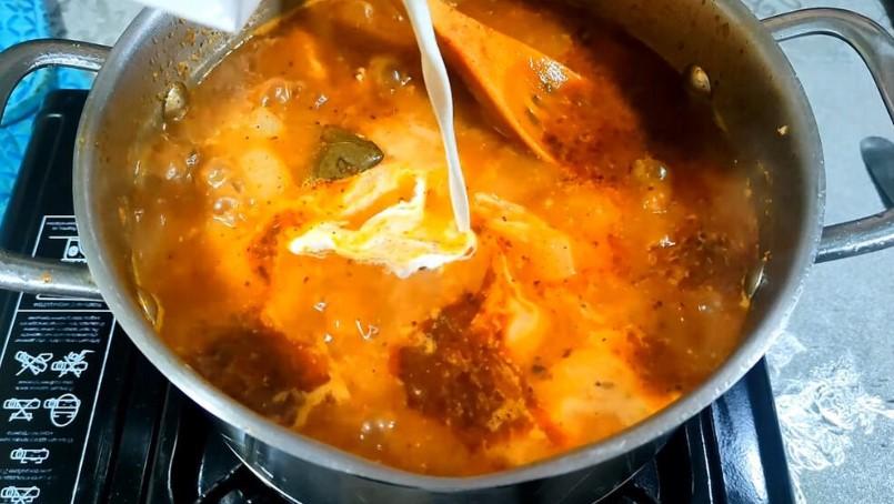 Шалено пряний гуляш з курячого філе з вершками