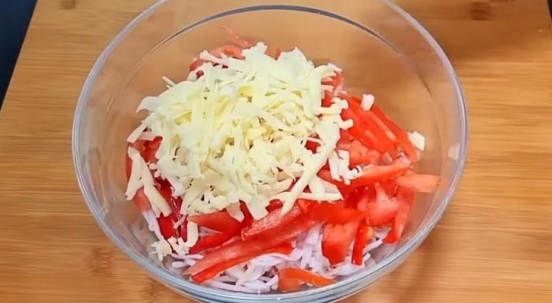 Салат з крабовими паличками та помідорами