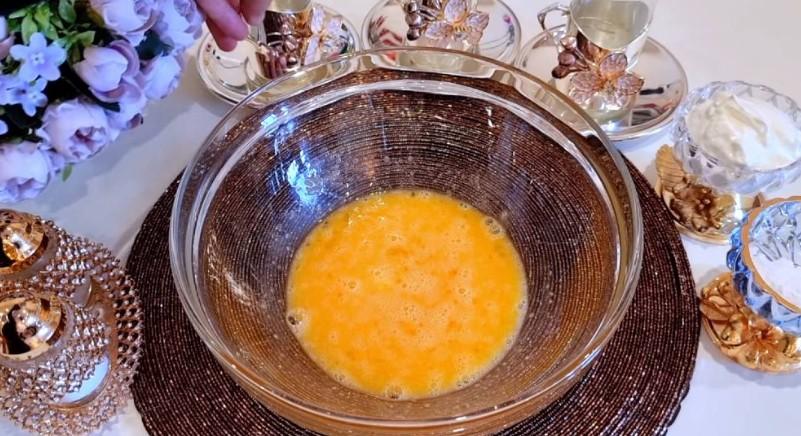 Золотисті пончики на сковороді на сметані без дріжджів