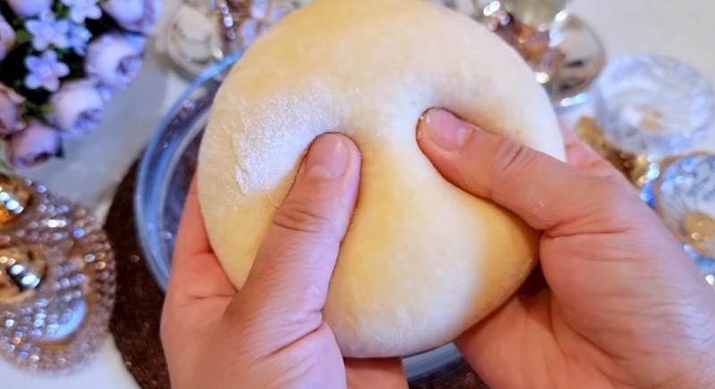 Золотисті пончики на сковороді на сметані без дріжджів