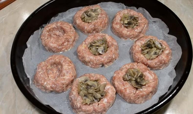 Гнізда з фаршу із сиром та грибами в духовці