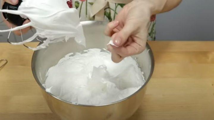 Відомий меренговий рулет з кремом та полуницею