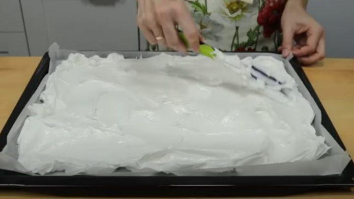 Відомий меренговий рулет з кремом та полуницею