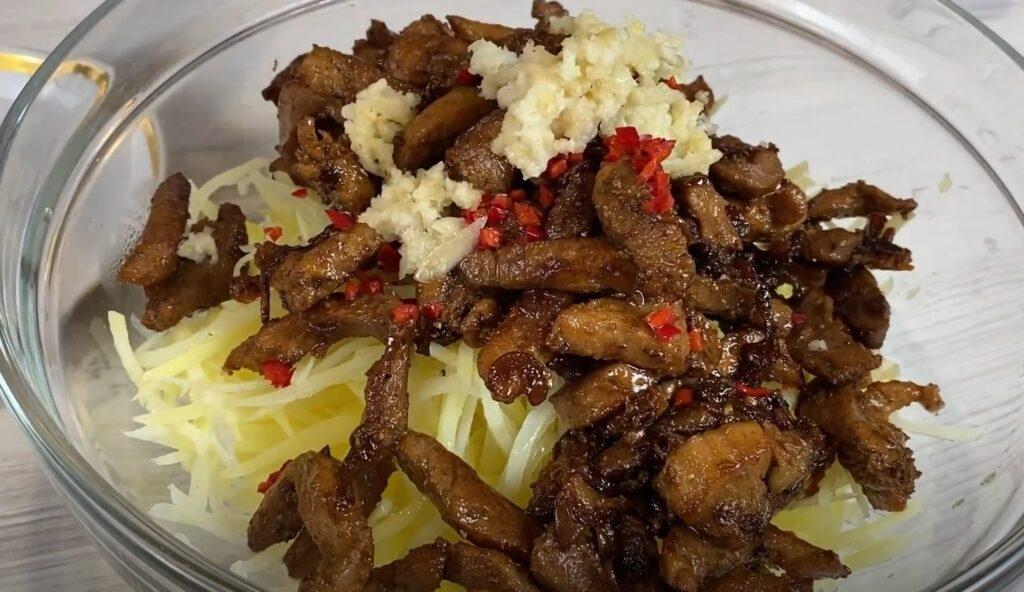 Салат із найпростіших продуктів. Смачно і просто зі звичайної картоплі та м'яса