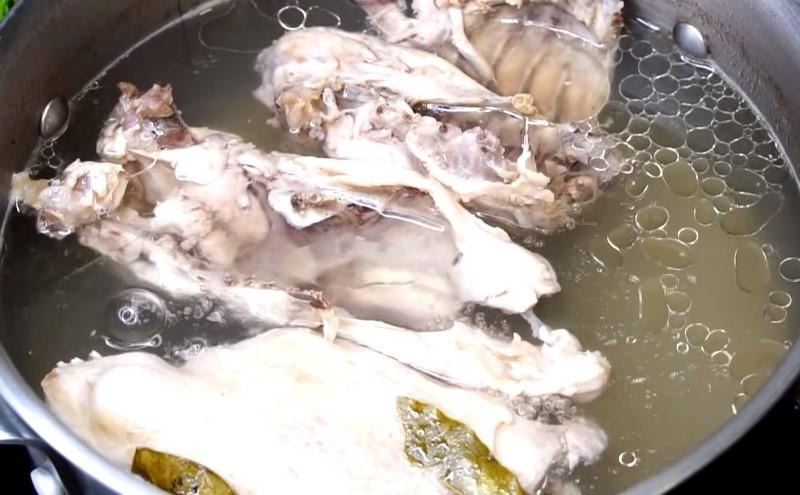 Суп з галушками, сиру із курячим м'ясом