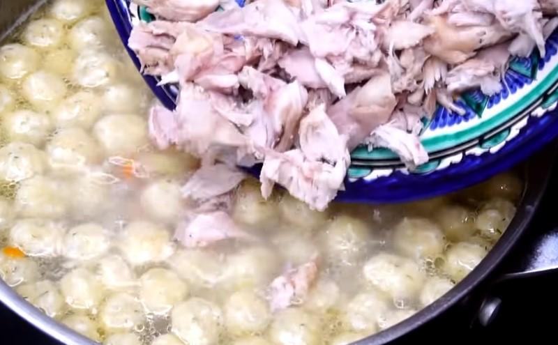 Суп з галушками, сиру із курячим м'ясом