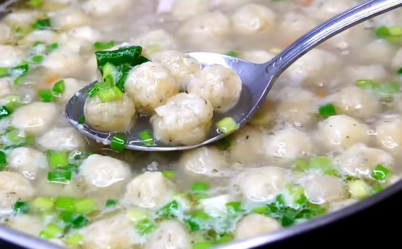 Суп з галушками, сиру із курячим м'ясом