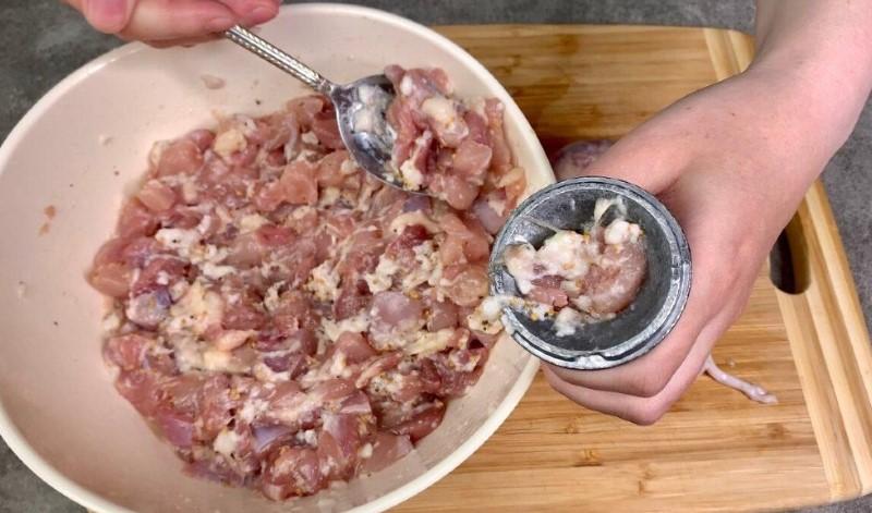 Як приготувати шикарну ковбасу з курки та обрізків сала