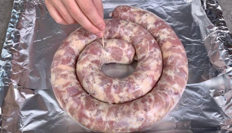 Як приготувати шикарну ковбасу з курки та обрізків сала
