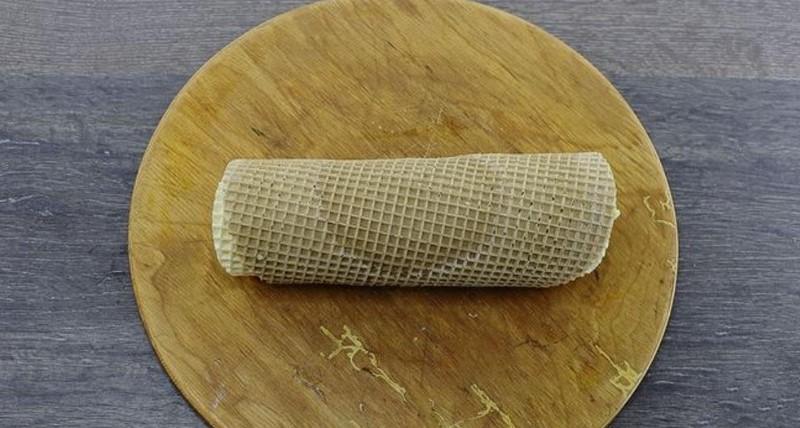 Рулет із вафельних коржів до чаю. Без духовки