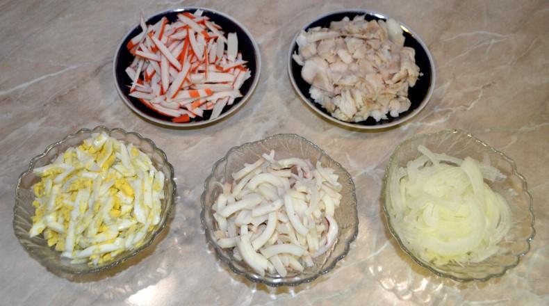 Салат «Морський» з кальмарами, яйцем та крабовими паличками