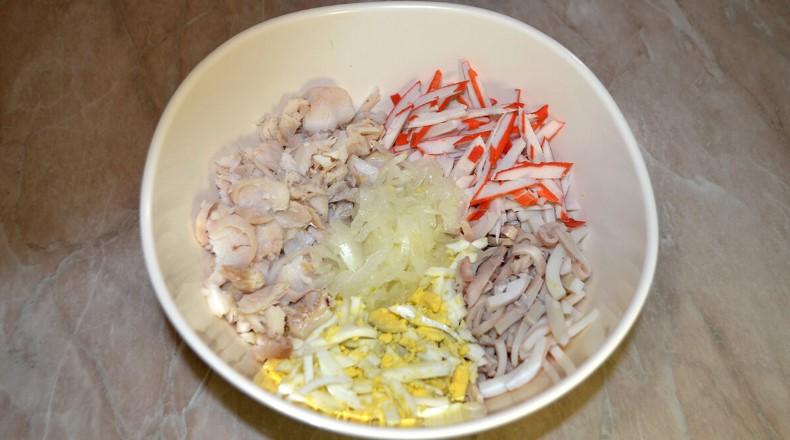 Салат «Морський» з кальмарами, яйцем та крабовими паличками
