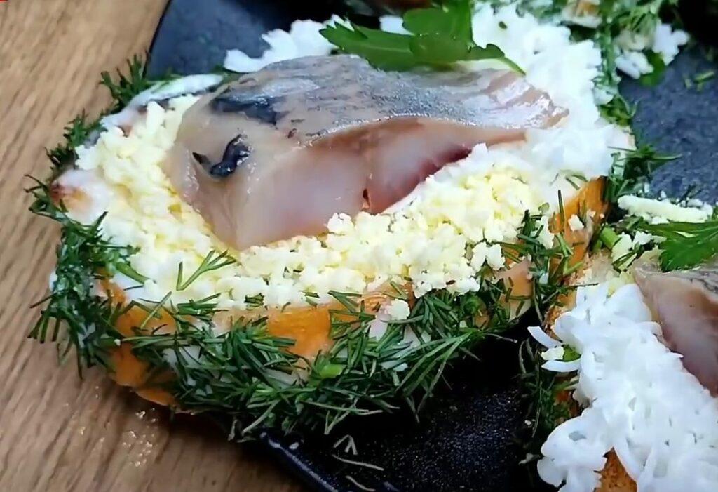 Закуска з оселедця та хліба з особливою начинкою