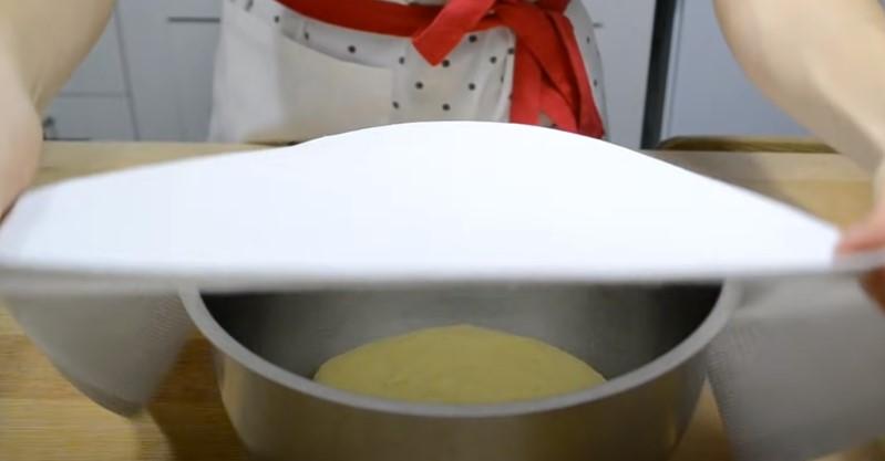 Булочки з сиром, вишнею і посипкою