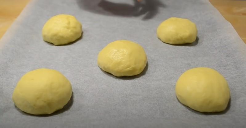 Булочки з сиром, вишнею і посипкою