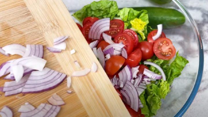 Смачний салат у грецькому стилі з фетою, оливками, тунцем та овочами