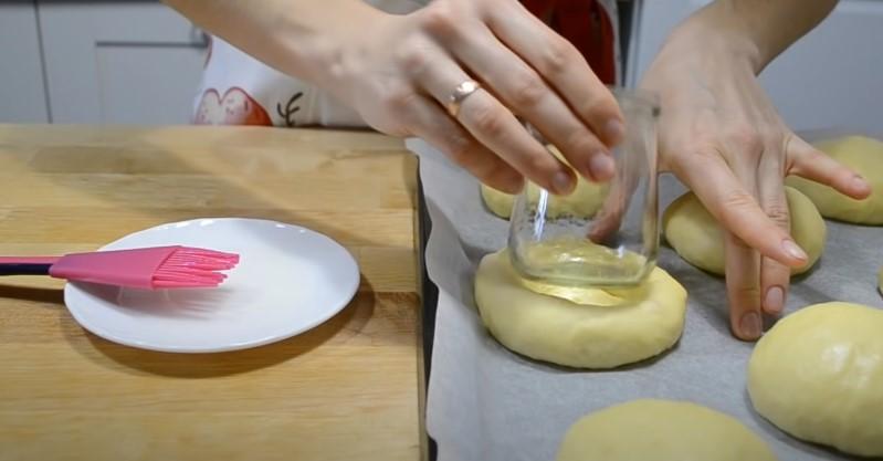Булочки з сиром, вишнею і посипкою