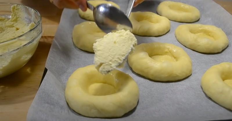 Булочки з сиром, вишнею і посипкою
