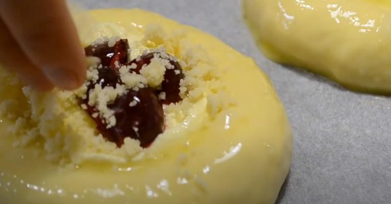 Булочки з сиром, вишнею і посипкою
