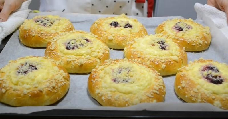 Булочки з сиром, вишнею і посипкою