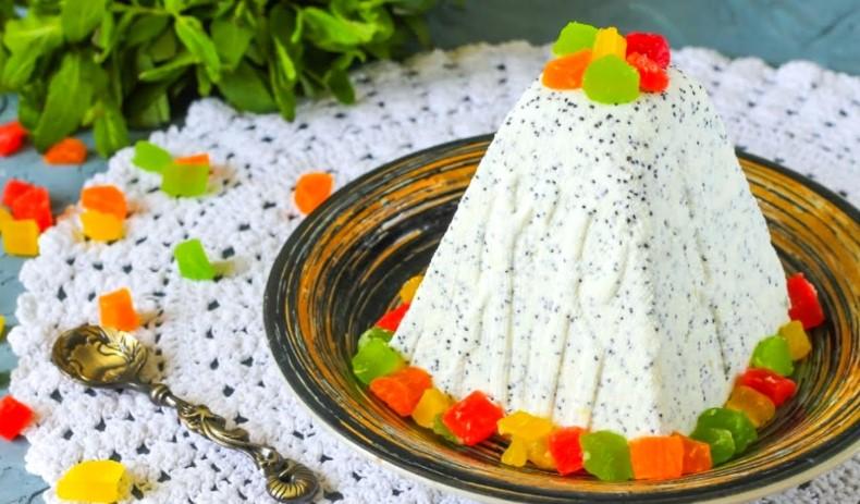 Сирна паска з маком і цукатами