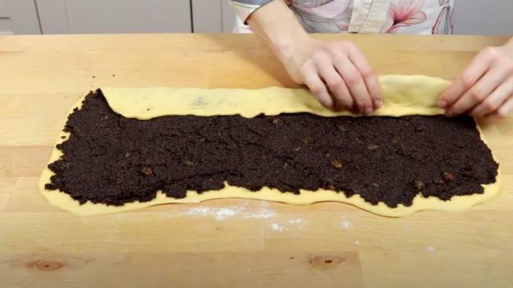 Пишні булочки з багато макової начинки