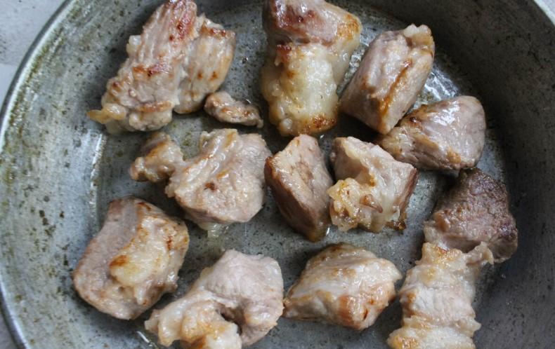 Тушкована свинина з овочами на сковороді