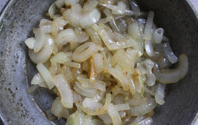 Тушкована свинина з овочами на сковороді