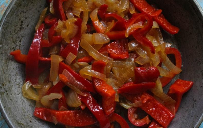 Тушкована свинина з овочами на сковороді