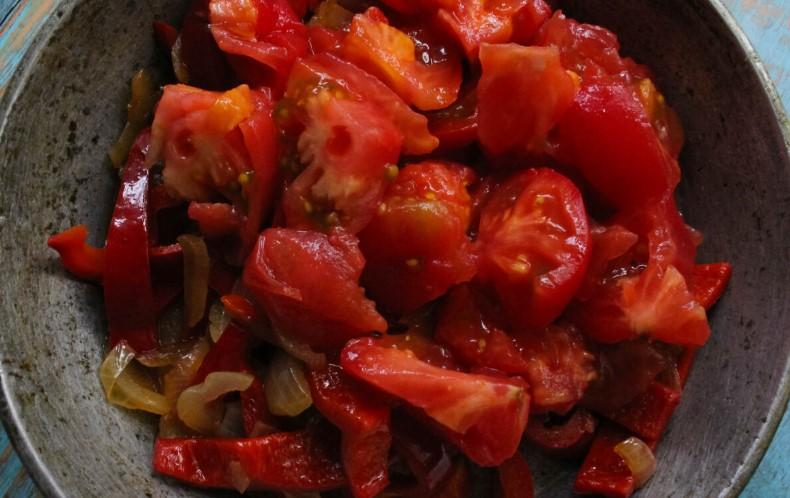 Тушкована свинина з овочами на сковороді