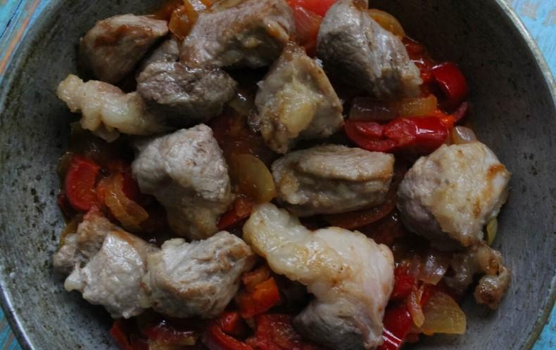 Тушкована свинина з овочами на сковороді