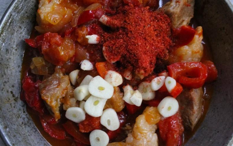 Тушкована свинина з овочами на сковороді