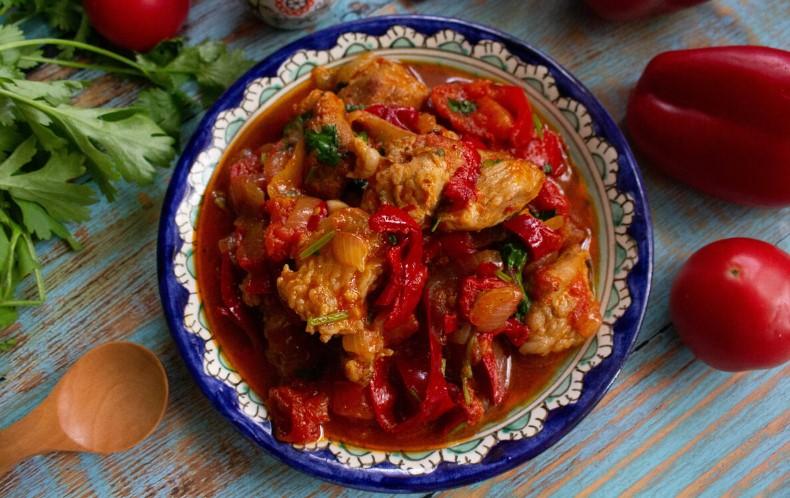 Тушкована свинина з овочами на сковороді