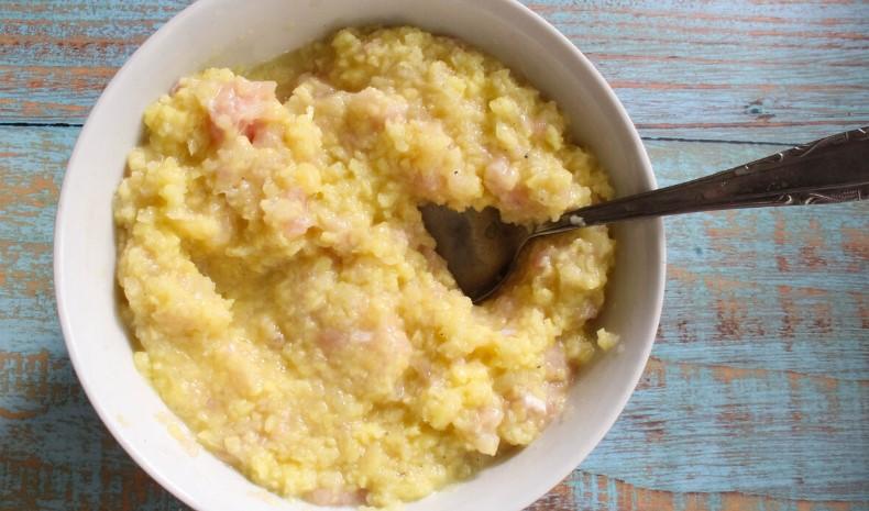 Смачні картопляні оладки з курячим фаршем на сковороді