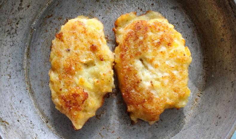 Смачні картопляні оладки з курячим фаршем на сковороді