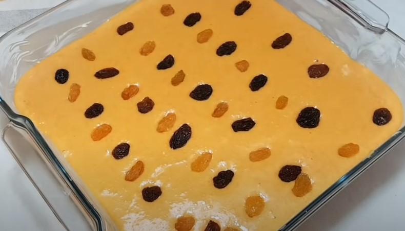 М'який морквяний пиріг з родзинками
