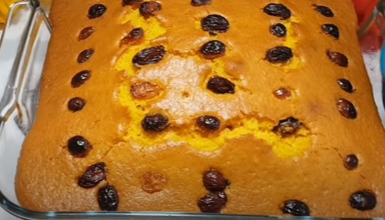 М'який морквяний пиріг з родзинками