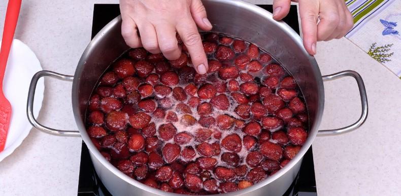 Яскраве варення із полуниці з цілими, як мармелад, ягодами