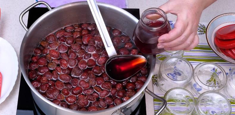 Яскраве варення із полуниці з цілими, як мармелад, ягодами