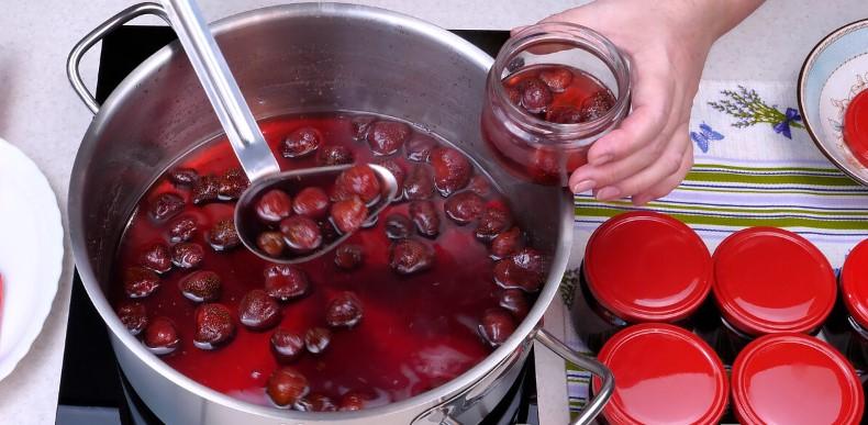Яскраве варення із полуниці з цілими, як мармелад, ягодами