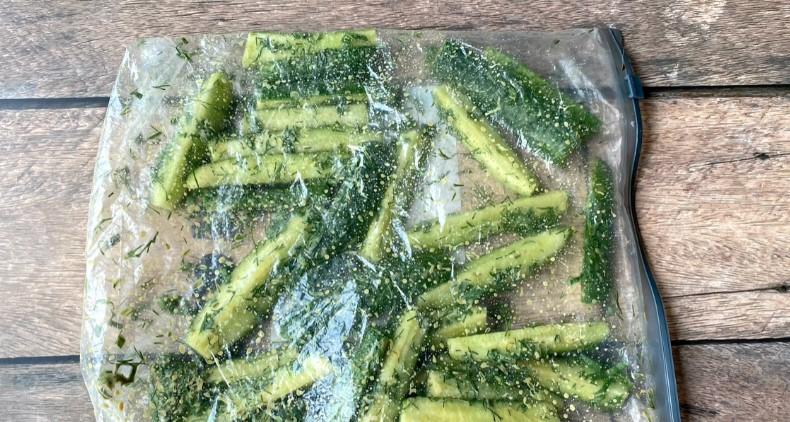 Закуска з огірків. Складаю огірки в пакет та залишаю на 2 години на кухні
