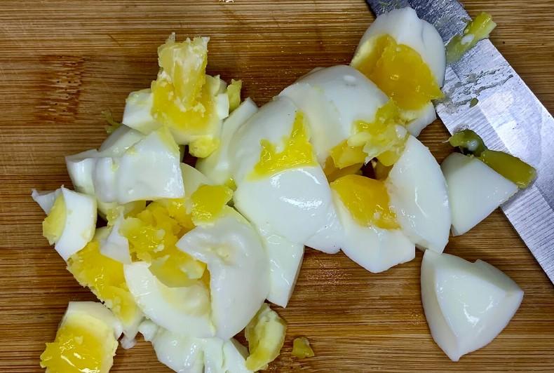 Дуже смачний і швидкий салат з тунцем та сиром