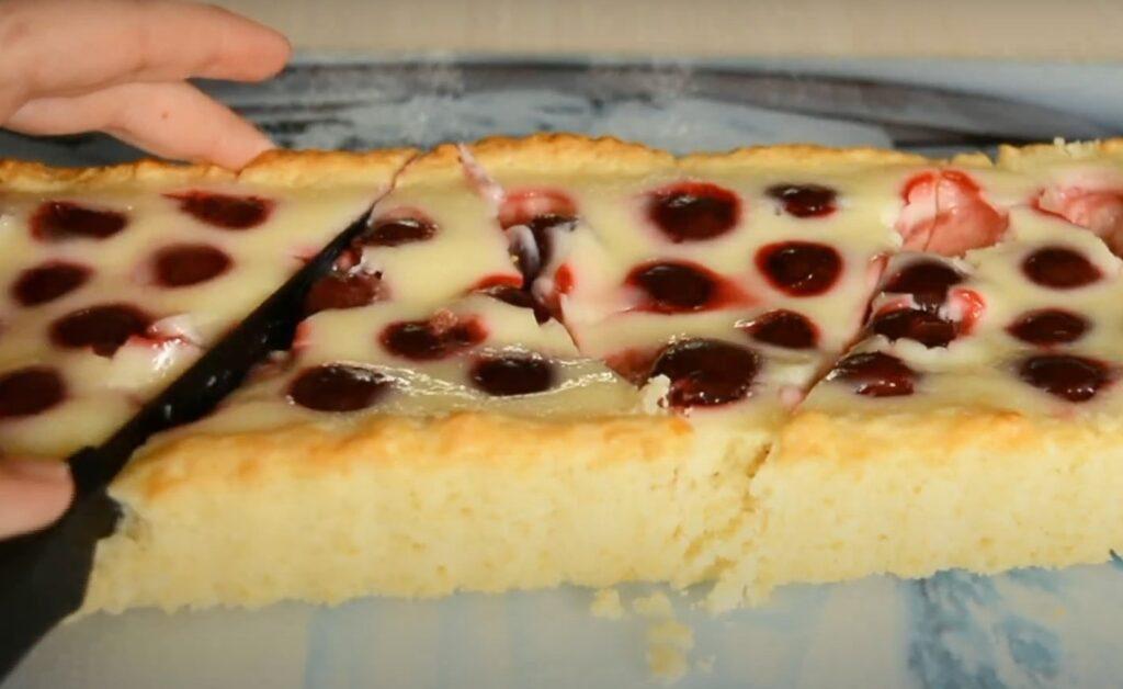 Смачний домашній вишневий тарт у сметанній заливці