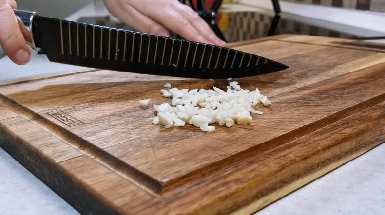Як приготувати курячі грудки з рисом на одній сковороді, щоб рис був розсипчастим, а курка соковитою