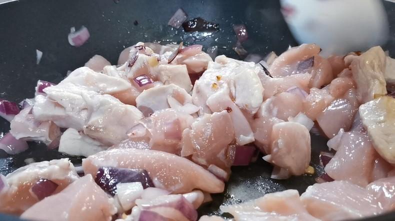 Як приготувати курячі грудки з рисом на одній сковороді, щоб рис був розсипчастим, а курка соковитою