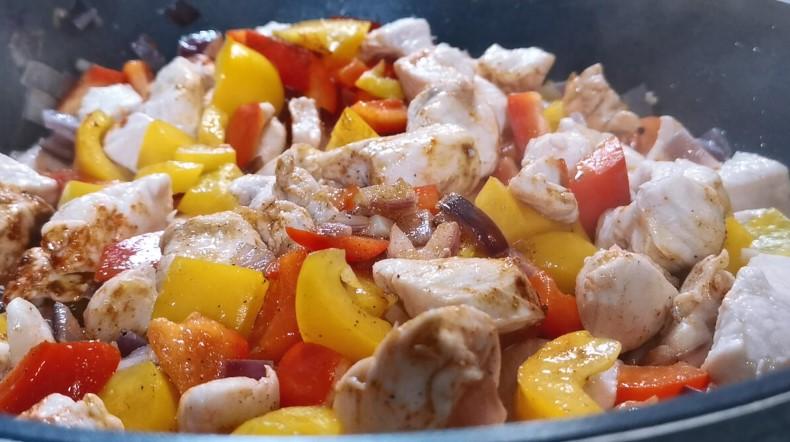 Як приготувати курячі грудки з рисом на одній сковороді, щоб рис був розсипчастим, а курка соковитою