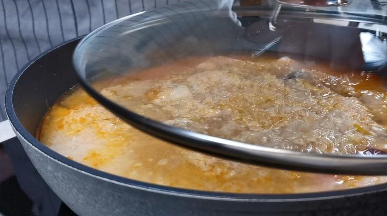 Як приготувати курячі грудки з рисом на одній сковороді, щоб рис був розсипчастим, а курка соковитою