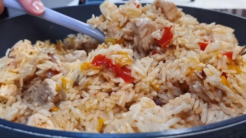 Як приготувати курячі грудки з рисом на одній сковороді, щоб рис був розсипчастим, а курка соковитою