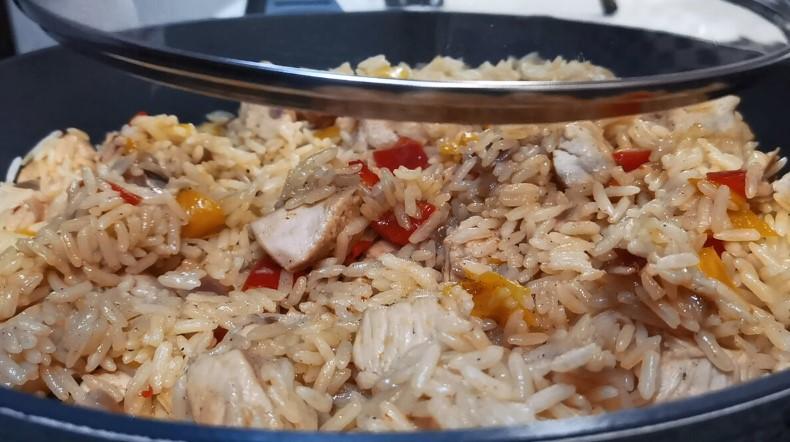 Як приготувати курячі грудки з рисом на одній сковороді, щоб рис був розсипчастим, а курка соковитою