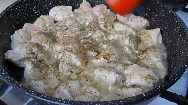 Я готова їсти це щодня, настільки смачно виходить. Вечеря на сковороді